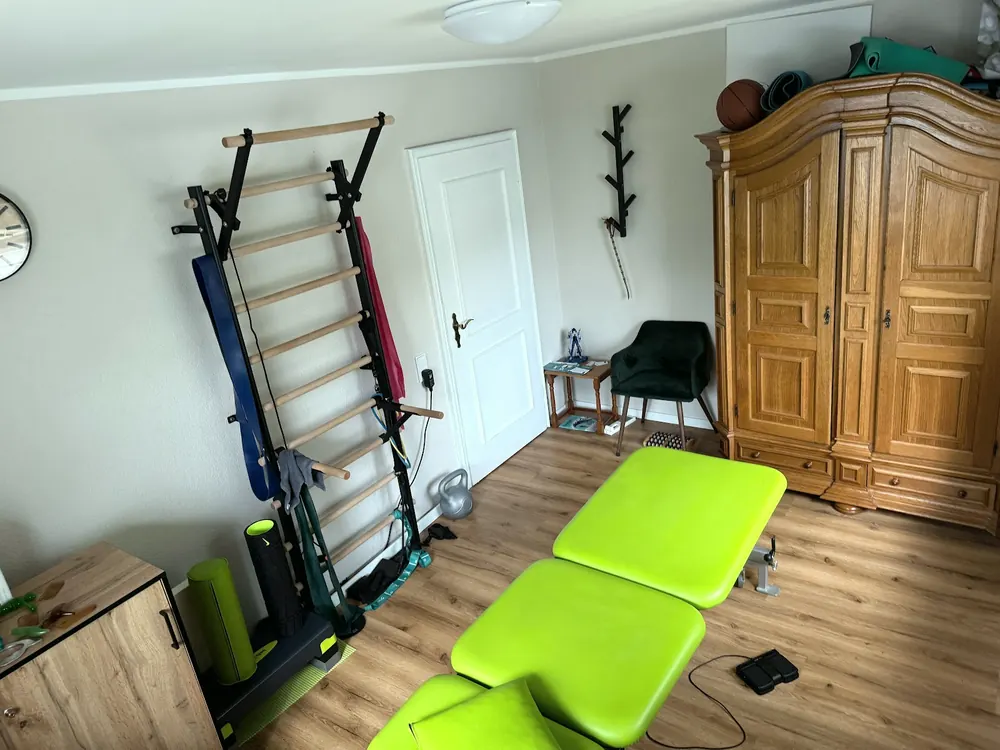 Behandlungsraum mit Therapieliege und Sprossenwand