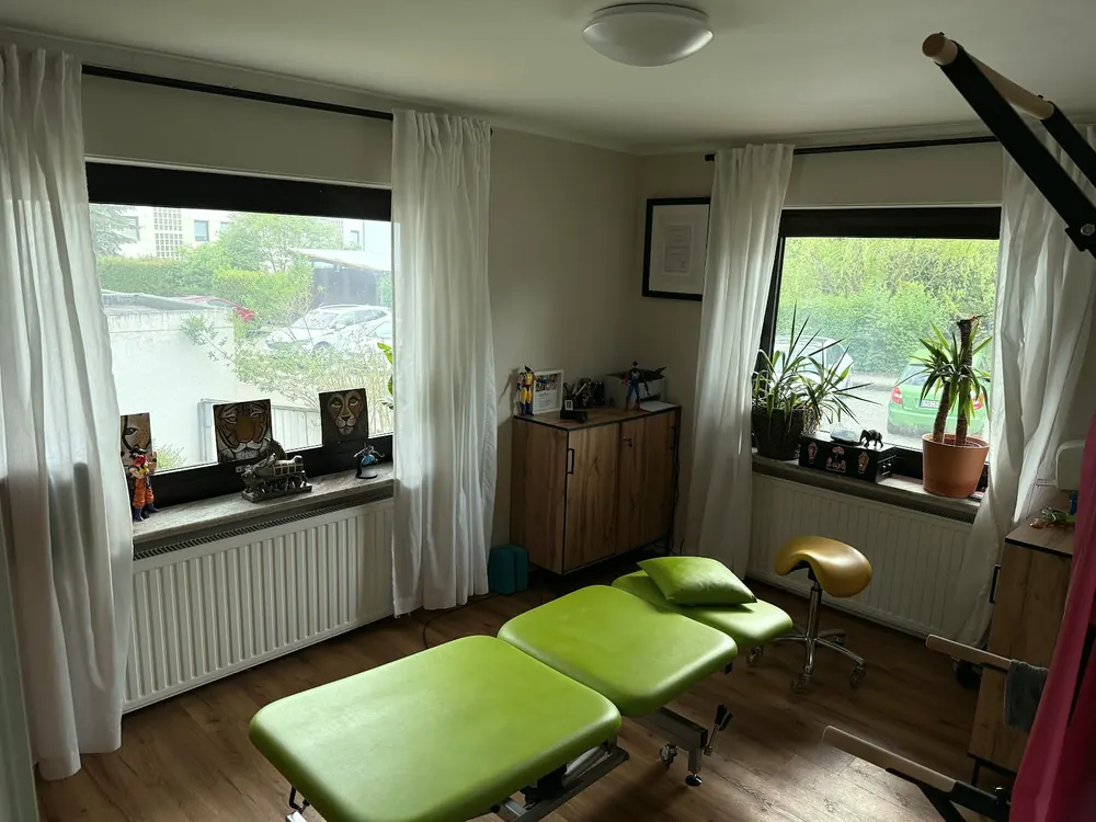 Therapieliege zwischen zwei Fenstern mit Tageslicht